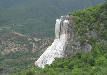 Unik! Endapan Mineral di Tempat Ini Terlihat Seperti Air Terjun