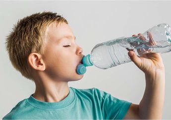 Air Minum yang Berbuih karena Dikocok Sudah Tidak Boleh Diminum, Apakah Benar?