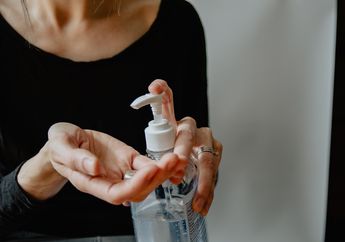 Apakah Membuat Hand Sanitizer Sendiri di Rumah Aman dan Ampuh Membasmi Bakteri?