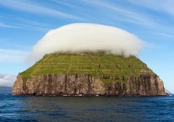 Unik! Akibat Fenomena Topi Awan, Pulau Kecil Ini Terlihat Memiliki Awan Pribadi