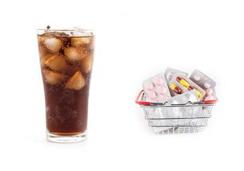 Lebih Baik dengan Air Putih, Apa yang Terjadi pada Tubuh Jika Kita Minum Obat dengan Minuman Bersoda?