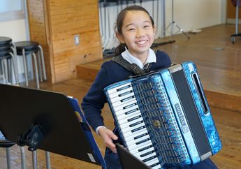 Suka Main Musik? Ternyata Musik Bisa Bikin Otak Kita Cerdas!