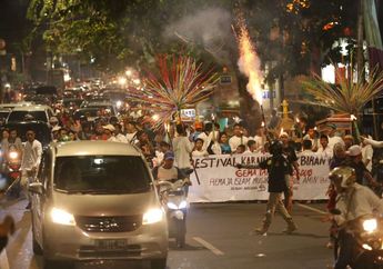 4 Tradisi Unik Takbiran di Indonesia, Berbagi Masakan Hingga Meledakkan Meriam!