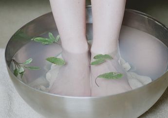 Mudah dan Murah, Rendam Kaki di Air Garam Hangat Ternyata Punya Banyak Manfaat Kesehatan! Cocok untuk yang Sulit Tidur