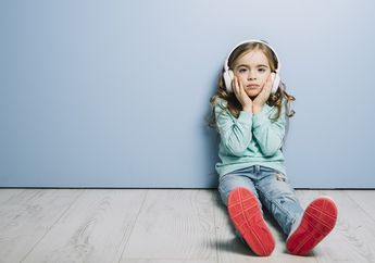 3 Bahaya Kebiasaan Tidur Sambil Memakai Earphone, Berisiko Sebabkan Gangguan Pendengaran