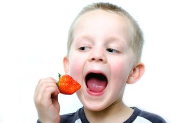 3 Buah yang Mudah Ditemui Ini Ternyata Bisa Bikin Gigi Putih Jika Rutin Memakannya! Ada Buah Kesukaanmu?