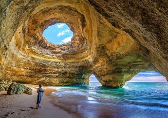 Seperti Kastil Laut, Ada Gua Cantik yang Punya Dua Lubang di Pantai Benagil di Portugal! Sudah Pernah Lihat?