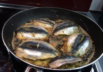 Membantu Ibu Menggoreng Ikan? Ini Tipsnya Supaya Ikan Tidak Lengket Saat Digoreng