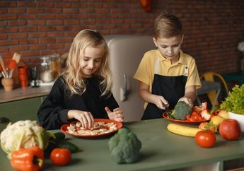 Tidak Hanya Jadi Pandai Bikin Masakan, Inilah 7 Manfaat Memasak untuk Anak-Anak