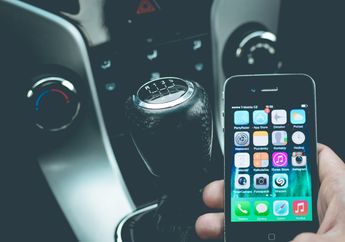 Main Handphone di Dalam Mobil Bikin Pusing Bahkan Mual, Ternyata Ini Sebabnya