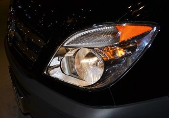 Meski Lampu Warna Putih Lebih Terang, Mengapa Lampu Kendaraan Berwarna Kuning, ya?