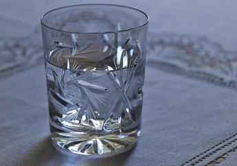 Hanya Rutin Minum Air Hangat Tiap Hari, Tubuhmu Bisa Merasakan 4 Manfaat Tak Terduga Ini