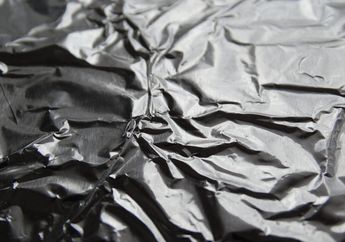 Salah Satu Sisi Kertas Aluminium Lebih Mengilap, Mengapa Begitu, ya?