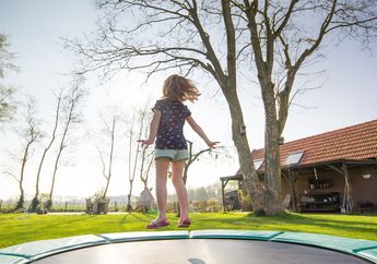 Lompat-Lompat di Atas Trampolin Bikin Tubuh Sehat, Begini Faktanya!