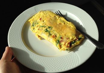 Semakin Membuat Kenyang dan Bergizi, yuk, Olah Telur Dadar Jadi Omelet Sayur!