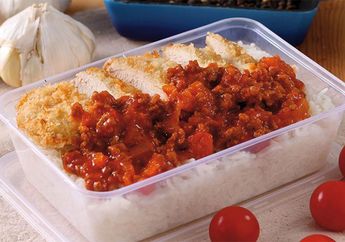 Untuk Makan Malam Nanti, Coba Buat Nasi Ayam Katsu Bolognaise, yuk!