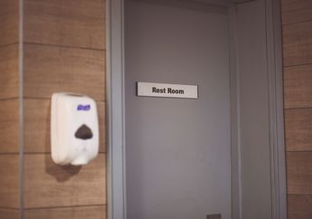 Sering Dilakukan, Selalu Menutup Pintu Kamar Mandi Ternyata Bisa Datangkan Kerugian Ini!