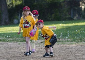 Gerak Lokomotor dalam Olahraga Rounders, Berlari Sampai Bergerak Menghindari Bola