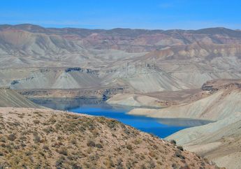 Di Gurun Afghanistan Ternyata Ada Danau Biru Band-e-Amir yang Indah