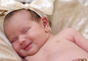 Bikin Senyum dan Gemas! Ternyata Ini Penyebab Bayi Sering Tertawa atau Tersenyum saat Tidur