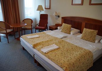 Padahal Banyak yang Pakai di Rumah, Mengapa Tidak Ada Bantal Guling di Hotel?