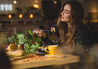 Ini 5 Cara Mencegah Asam Lambung Naik saat Puasa, Salah Satunya Tidak Terburu-Buru saat Makan saat Berbuka Puasa
