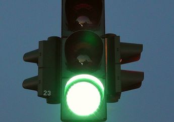 Alasan Mengapa Lampu Lalu Lintas Berwarna Merah, Kuning, dan Hijau, Sudah Tahu?