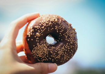 Bukan Sekadar Hiasan, Mengapa Donat Bolong di Bagian Tengahnya?