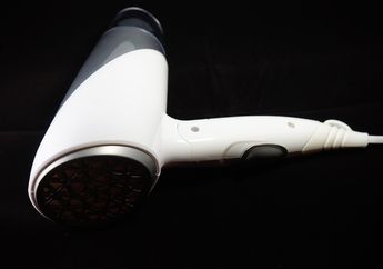 Tak Banyak yang Tahu! Ini 4 Fungsi Lain Hair Dryer, Salah Satunya Menghilangkan Noda Bekas Stiker