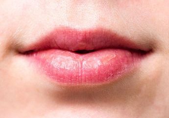 Sering Alami Bibir Kering? Ini 6 Kebiasaan yang Bisa Jadi Pemicunya, Salah Satunya Sering Menjilat Bibir
