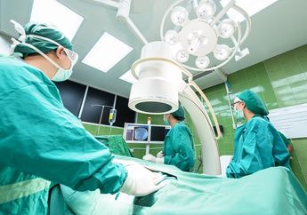 Mengapa saat Operasi Dokter Memakai Baju Berwarna Hijau atau Biru?