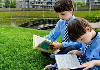 Perbedaan Penggunaan Kata Under dan Below dalam Bahasa Inggris