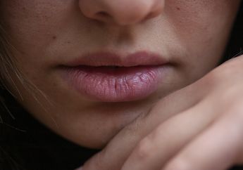 5 Bahan Alami dapat  Membantu Mencerahkan Warna Bibir Secara Alami