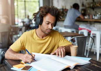 Pahami Kelebihan dan Kekurangan Mendengarkan Musik Saat Belajar