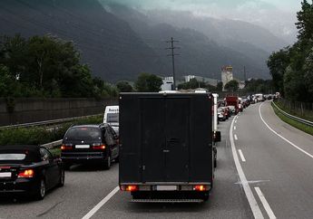 Mengapa Lampu Belakang Kendaraan atau Stop Lamp Berwarna Merah?