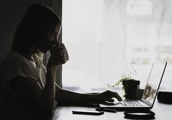 5 Cara Mencegah agar  Mata Tidak Sakit saat Lama Menatap Layar Laptop