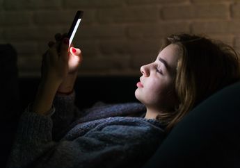 Dampak Negatif Bermain Handphone sebelum Tidur bagi Kesehatan Kita