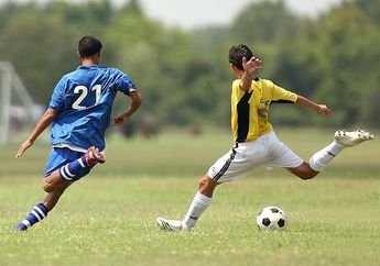 Gerak Spesifik Menendang dan Mengumpan dalam Sepak Bola, Materi PJOK Kelas 8 SMP