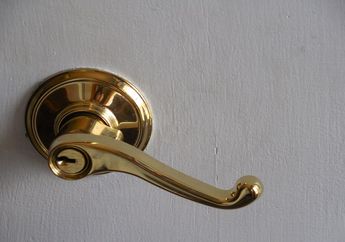 Mengapa Gagang Pintu Hampir Selalu Memiliki Bahan yang Sama?