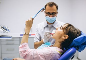 Benarkah Dokter Gigi Adalah Profesi Pekerjaan Tertua di Dunia?