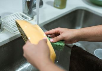 Jangan Lakukan Lagi, 5 Kebiasaan Ini Bisa Datangkan Kerugian! Salah Satunya Timbun Makanan di Kulkas