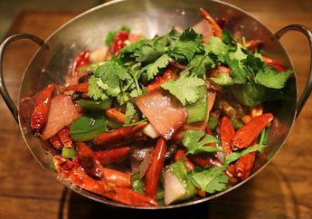 Banyak Mengonsumsi Makanan Pedas? Ini Bahaya yang Bisa Terjadi