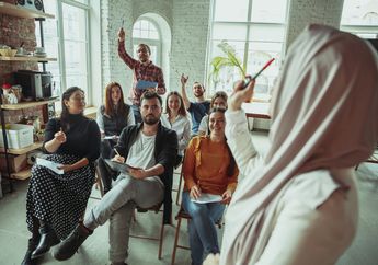 Cara Meminta Perhatian atau Asking For Attention dalam Bahasa Inggris