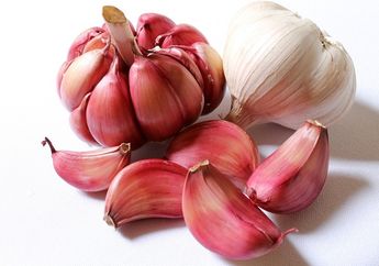 Bagaimana Cara Memotong Bawang yang Benar Agar Mata Tidak Pedih?