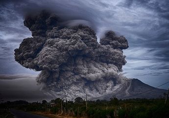 Mengapa saat Terjadi Gunung Meletus Bisa Menghasilkan Petir?