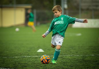 Cara Menendang Bola dalam Permainan Sepak Bola, Materi Kelas 3 SD Tema 3
