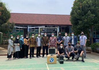 Dukung Pembelajaran Daring, Grid Network Kompas Gramedia Salurkan Komputer dan Buku untuk SDN 04 Jagabaya