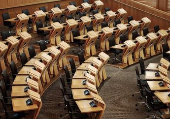 Jawab Soal Perbedaan Sistem Parlementer dengan Sistem Semi Parlementer