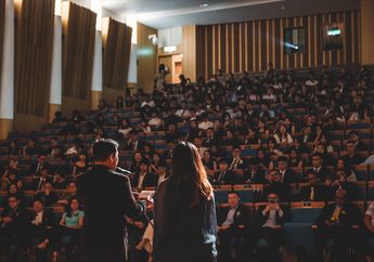 Pidato Bahasa Inggris tentang Pentingnya Berbahasa Inggris dan Terjemahan