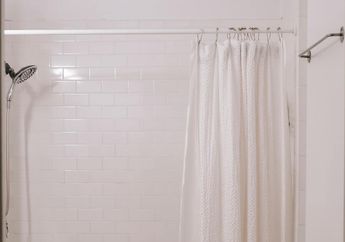 Sering Disepelekan, Padahal Tirai Kamar Mandi Bisa Jadi Sarang Bakteri dan Jamur! Ini Cara Membersihkannya